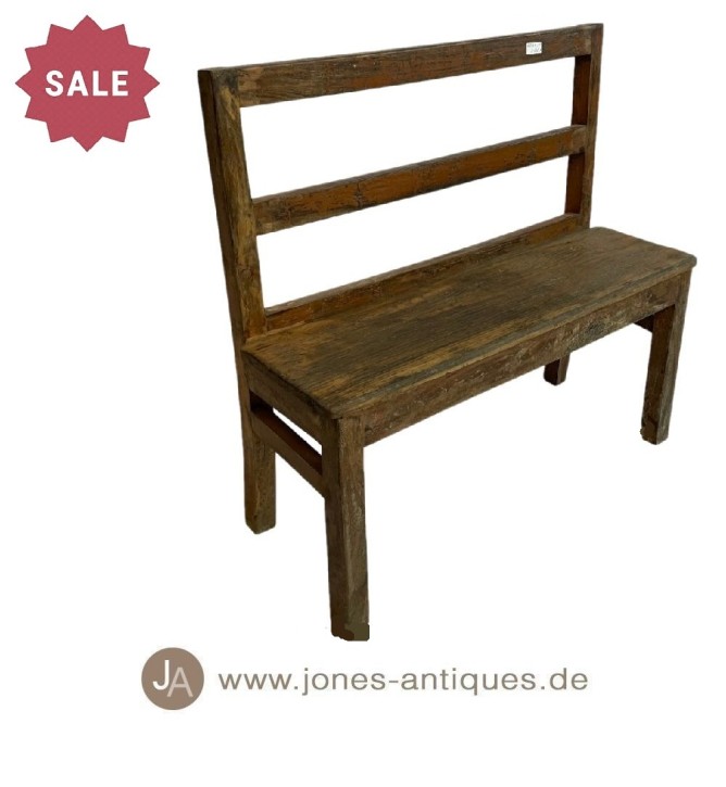alte Kinderbank aus naturbelassenem Teakholz