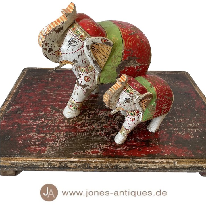 Holzelefanten in zwei Größen und unterschiedlichen Farben in einem besonderen Antikfinish - handgearbeitet