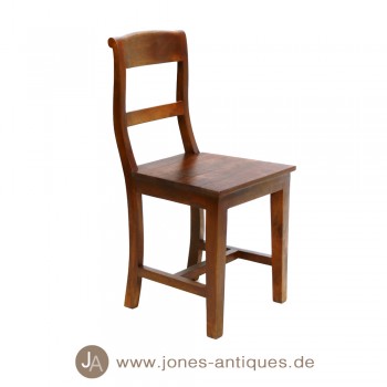 massiver Stuhl aus Akazienholz