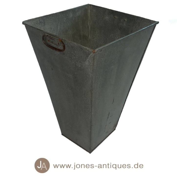 alter trichterförmiger Mehlbehälter - ideal als Schirmständer oder Pflanzentopf geeignet - naturbelassen