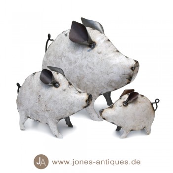 lustige Eisenschweine in drei Größen in antik-weißem Finish