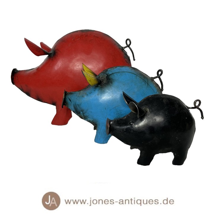 Eisenschwein in den 3 Größen (XS, S und L) und in den 3 Farben rot, blau-gelb und schwarz (mit ein bisschen rot) erhältlich