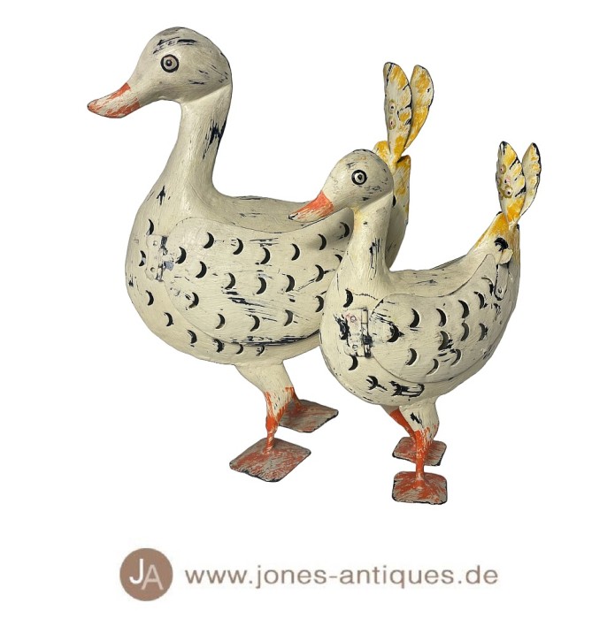 Windlichter in Form von Gänsen aus Eisen in unterschiedlichen Größen