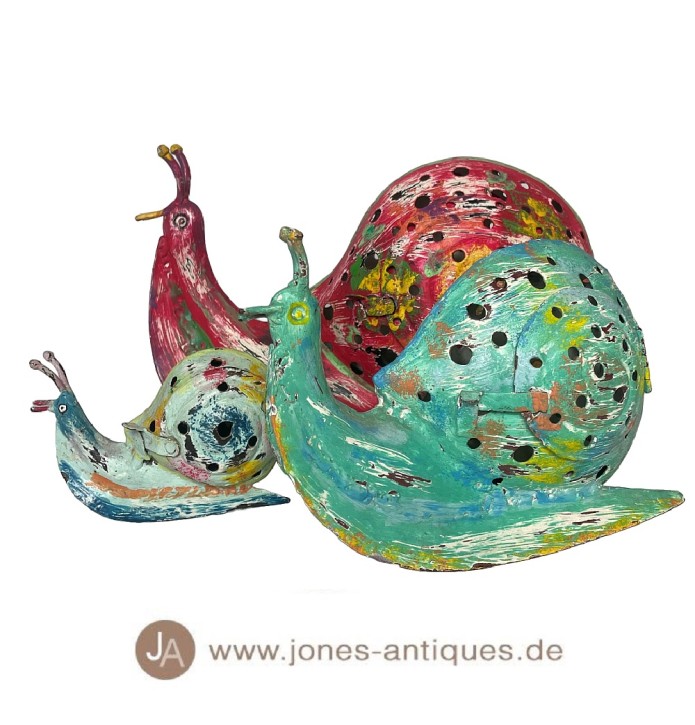 Windlichter in Form einer Schnecke aus recyceltem Eisen in unterschiedlichen Farben und drei Größen