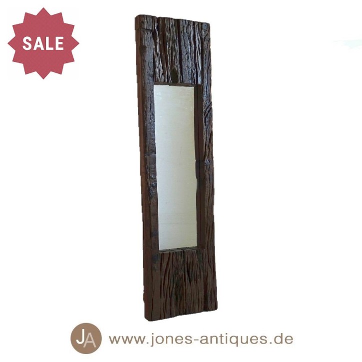 Miroir étroit avec un cadre large en vieux bois