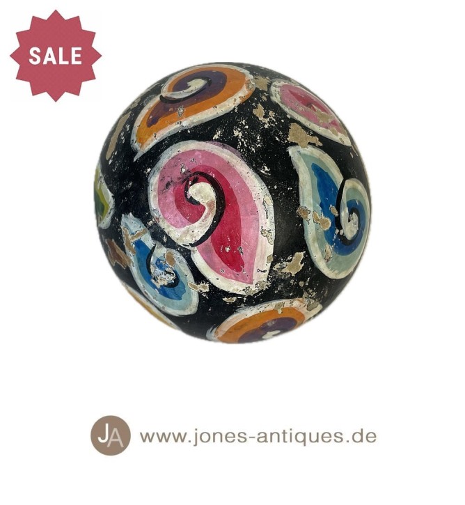 kleine handgearbeitete Dekokugel aus Holz in sehr aufwendigem Antikfinish - Farbe schwarz