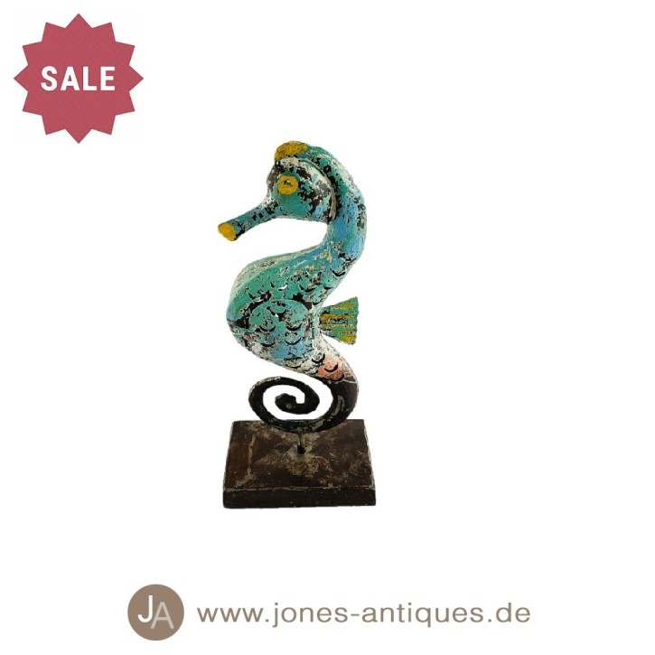 Kleines Seepferdchen auf Eisensockel als Windlicht in der Farbe coral reef - handgearbeitet