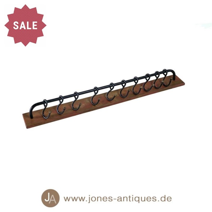 Wandgarderobe mit zwölf Eisenhaken