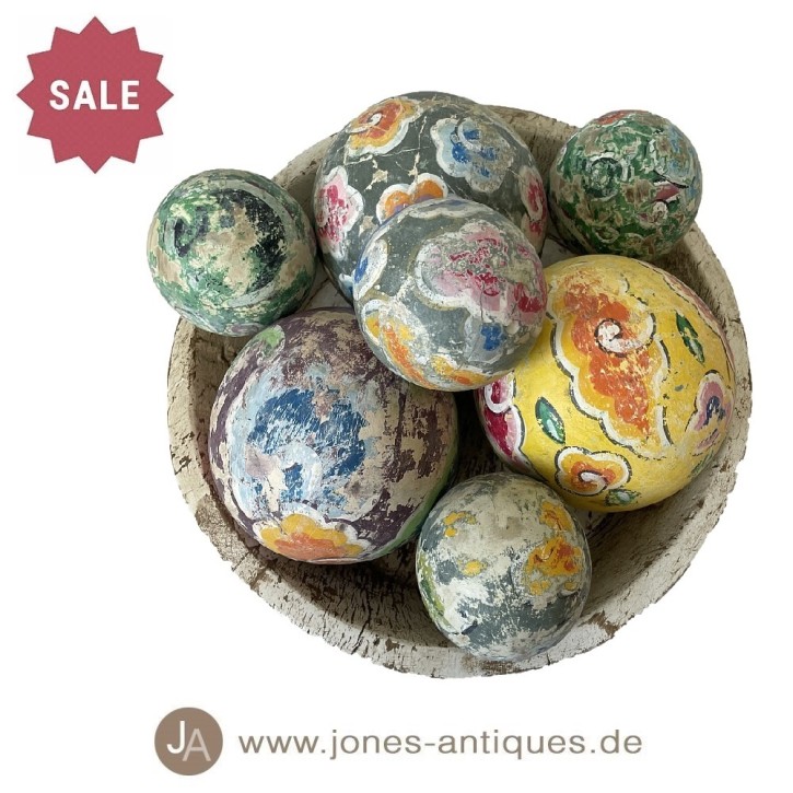 Boules décoratives en bois fabriquées à la main - disponible en deux tailles et couleurs différentes