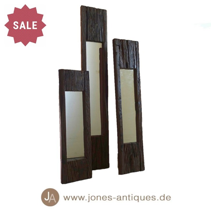 Miroir étroit avec un cadre large en vieux bois