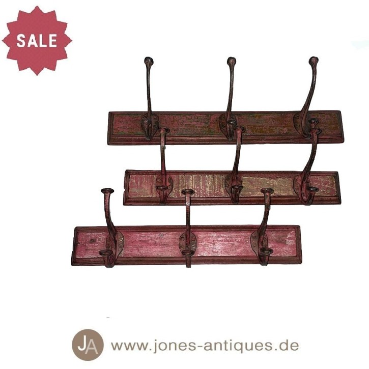 Alte Eisenbahngarderoben mit rosa Restfarbe aus Indien mit 3 Gusseisenhaken - Unikate